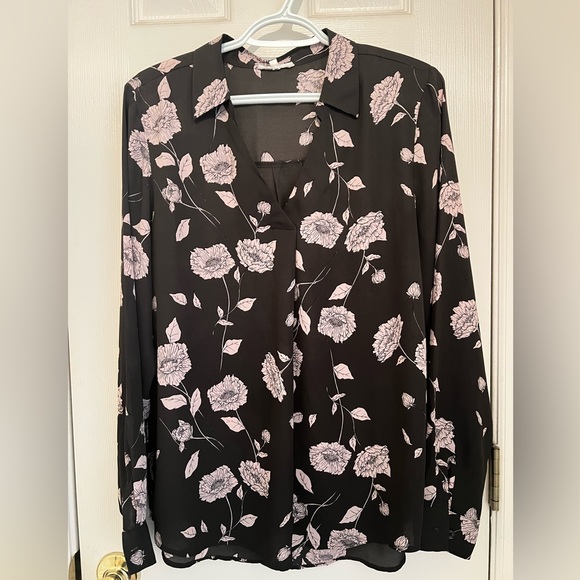 Maurice’s floral blouse 
V-neck with placket 
Gray with pink floral - Picture 1 of 7